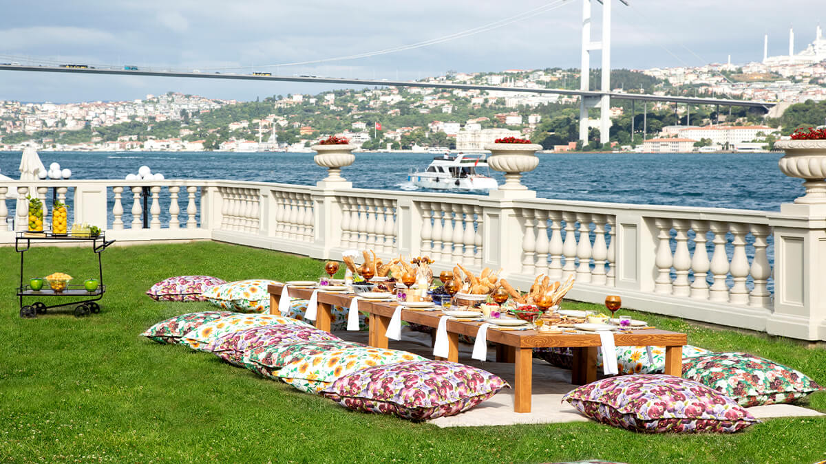 Çırağan Sarayı Bahçelerinde Lüks Piknik Deneyimi Başladı