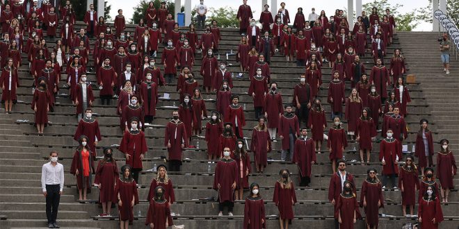 Sabancı Üniversitesi Mezuniyet Töreninde BioNTech'in kurucuları ve Sağlık Çalışanları ayakta alkışlandı