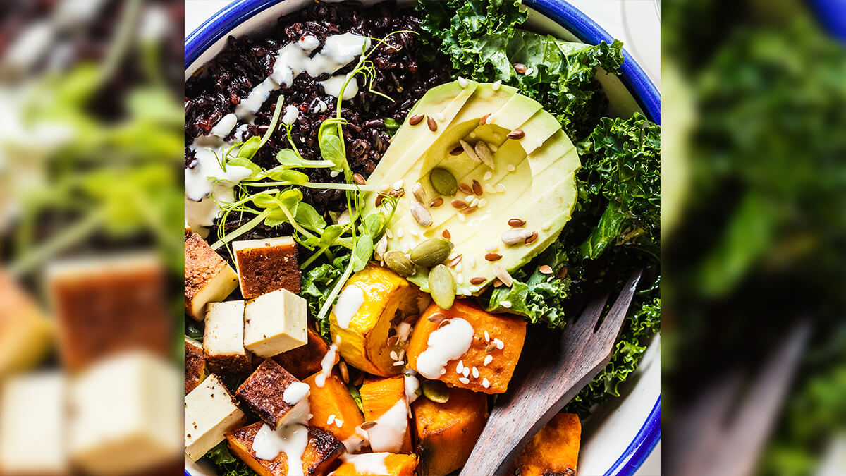 Gastronometro şeflerinden enerjisi bol Siyah Pirinçli Tofu Salatası tarifi!