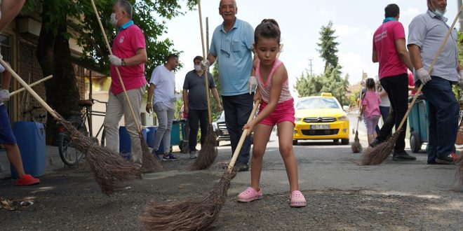 Temizlik kampanyasında sıra Durak Mahallesi’ndeydi! “Süpürgeleri kaptılar, sokaklarını süpürdüler”