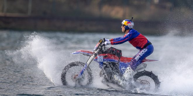 DÜNYACA ÜNLÜ MOTOKROS EFSANESİ ROBBIE MADDISON İSTANBUL BOĞAZI'NI DENİZ ÜZERİNDE MOTORSİKLETİYLE GEÇTİ