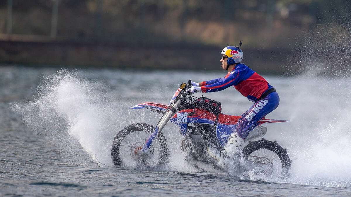 DÜNYACA ÜNLÜ MOTOKROS EFSANESİ ROBBIE MADDISON İSTANBUL BOĞAZI'NI DENİZ ÜZERİNDE MOTORSİKLETİYLE GEÇTİ