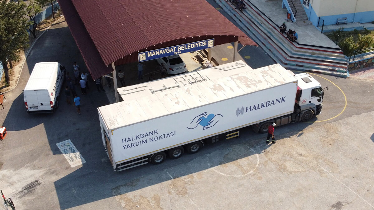 Halkbank, iki yardım tırıyla yangın mağdurlarının yanında