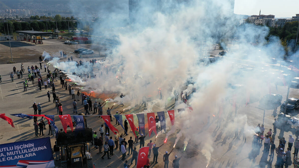 Bursa Büyükşehir’de Toplu Sözleşme Sevinci En Düşük Ücret 5.117 TL’ye Yükseltildi 6140 Çalışanda Toplu Sözleşme Mutluluğu