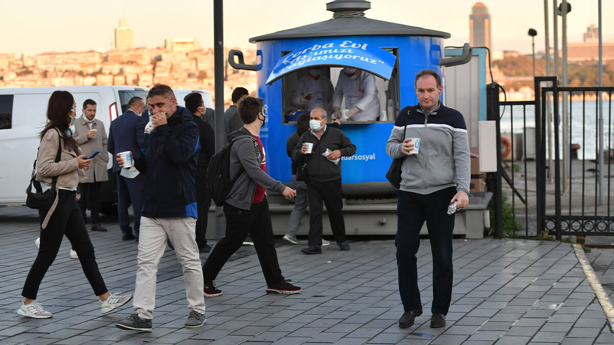 ÜSKÜDAR BELEDİYE BAŞKANI HİLMİ TÜRKMEN, ÇALIŞANLARI VE ÖĞRENCİLERİ SICAK ÇORBA İKRAMI İLE YENİ HAFTAYA BAŞLATTI